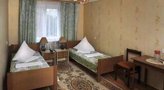 Гостиница Горняк Шахты Двухместный номер эконом-класса с 2 отдельными кроватями и общей ванной комнатой-1