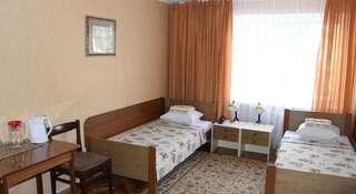 Гостиница Горняк Шахты Двухместный номер эконом-класса с 2 отдельными кроватями и общей ванной комнатой-3