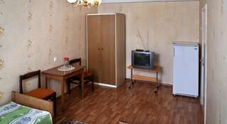 Гостиница Горняк Шахты Двухместный номер эконом-класса с 2 отдельными кроватями и общей ванной комнатой-4