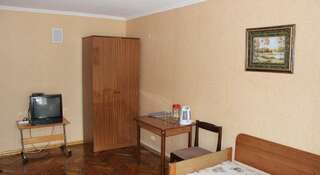 Гостиница Горняк Шахты Двухместный номер эконом-класса с 2 отдельными кроватями и общей ванной комнатой-2